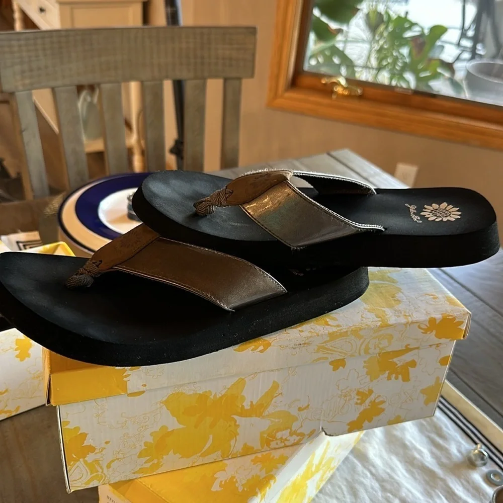 Yellow box Hugo bronze flip-flops size 8.5 - Picture 4 of 8